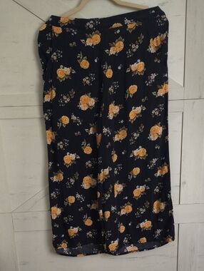 Very Cute Flowy Capri Pants. Great For Work And Business Casual Events.